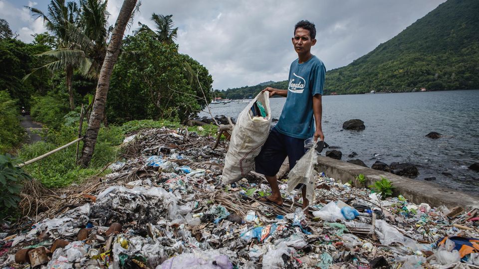 Der ehemalige Lehrer Magga Fira ist Mareike Huhns wichtigster Helfer