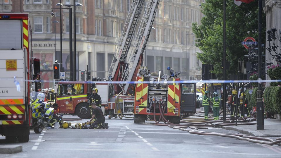 London: Wegen eines Brands in einem Londoner Luxushotel ist die Feuerwehr zu einem Großeinsatz ausgerückt.