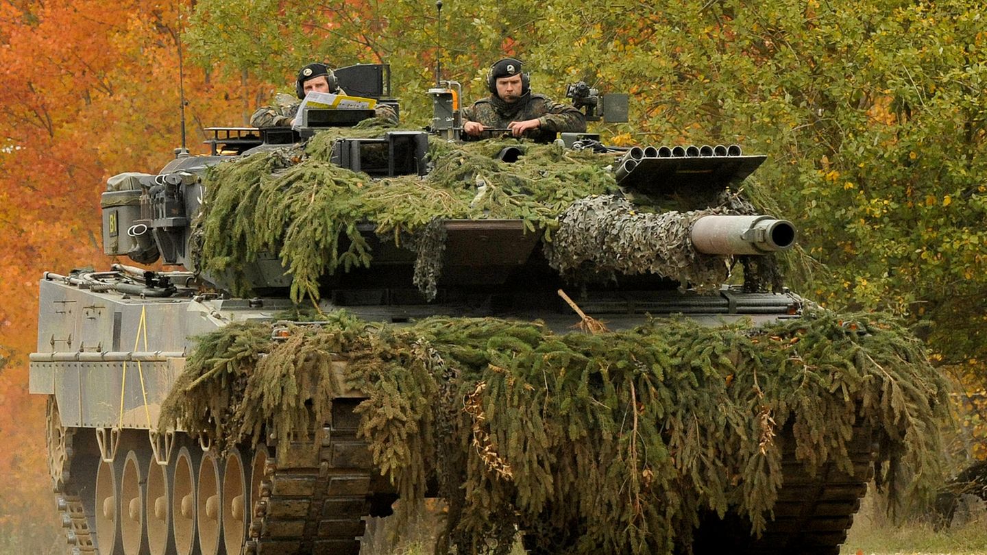 Der Leopard 2A6 kann sich in Vergleichsübungen der NATO Panzer regelmäßig gegenüber dem M1 Abrams durchsetzen. Hierbei kommt es aber vor allem auf die taktischen Fähigkeiten der Besatzung an. Im Panzerwettbewerb 2016 der USA hatten die beiden Army Teams mit ihren M1 keine Chance. Die drei Leopard-Mannschaften aus Deutschland, Dänemark und Polen belegten die ersten drei Plätze. Sieger wurde Deutschland.