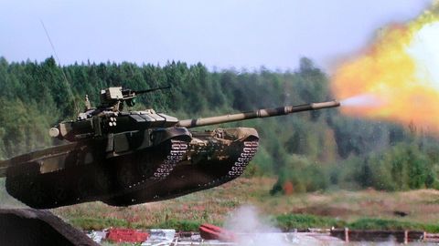Ein russischer T-90 demonstriert einen Mid-Air-Schuss bei einer Übung.