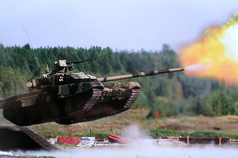 Ein russischer T-90 demonstriert einen Mid-Air-Schuss bei einer Übung.