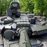 Turmfront eines T-80BW mit "Kontakt 1" Reaktivpanzerung.  Der T-80 ist als schneller Angriffspanzer konzipiert worden. Derzeit werden die alten Modelle modernisiert.