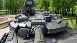 Turmfront eines T-80BW mit "Kontakt 1" Reaktivpanzerung.  Der T-80 ist als schneller Angriffspanzer konzipiert worden. Derzeit werden die alten Modelle modernisiert.