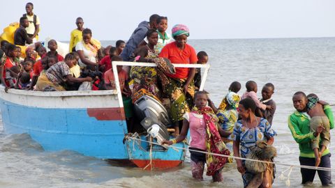 Flüchtlinge aus Afrika kommen an der Küste an