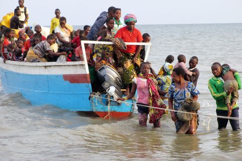 Flüchtlinge aus Afrika kommen an der Küste an