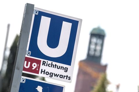 Harry Potter in Darmstadt: Ein Foto des Schildes der U-Bahn 9 ¾ Richtung Hogwarts