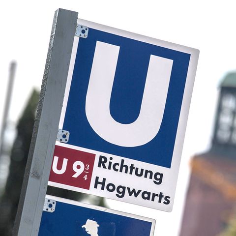 Harry Potter in Darmstadt: Ein Foto des Schildes der U-Bahn 9 ¾ Richtung Hogwarts