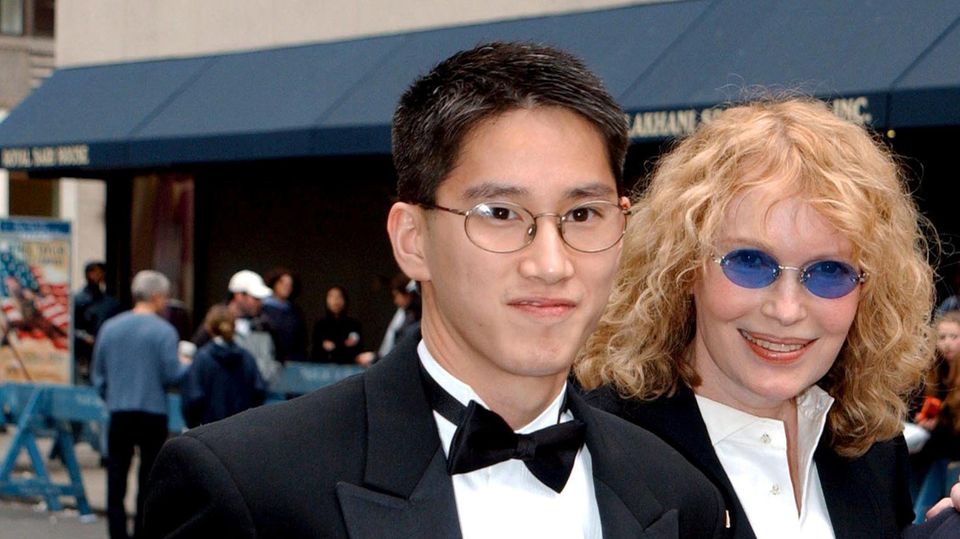 Missbrauchsvorwürfe: Alles inszeniert? Moses Farrow, hier an der Seite von Mia Farrow bei der Hochzeit von Liza Minnelli 2002, erhebt schwere Vorwürfe gegen seine Adoptivmutter Alles inszeniert? Moses Farrow, hier an der Seite von Mia Farrow bei der Hochzeit von Liza Minnelli 2002, erhebt schwere Vorwürfe gegen seine Adoptivmutter