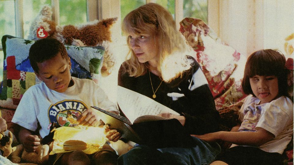 Missbrauchsvorwürfe: Daheim in Neuengland. 1998 besuchte der stern Mia Farrow auf ihrem Anwesen in Connecticut. Links Isaiah (damals 6), rechts die blinde Frankie-Minh (damals 8) Daheim in Neuengland. 1998 besuchte der stern Mia Farrow auf ihrem Anwesen in Connecticut. Links Isaiah (damals 6), rechts die blinde Frankie-Minh (damals 8)