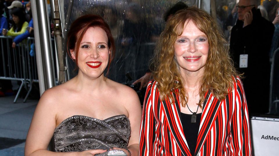 Missbrauchsvorwürfe: Enge Bande. Dylan und Mia Farrow halten zusammen gegen Allen; hier ein gemeinsamer Aufritt von 2016 Enge Bande. Dylan und Mia Farrow halten zusammen gegen Allen; hier ein gemeinsamer Aufritt von 2016