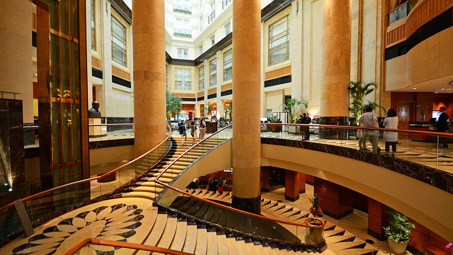 Das riesige Gebäude im neoklassizistischen Stil war ursprünglich das zentrale Postamt von Singapur und gilt als National Monument. Eine Nacht in der Präsidentensuite kostet ungefähr 6000 US-Dollar.