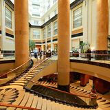 Das riesige Gebäude im neoklassizistischen Stil war ursprünglich das zentrale Postamt von Singapur und gilt als National Monument. Eine Nacht in der Präsidentensuite kostet ungefähr 6000 US-Dollar.