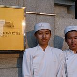 Das Hotel ist nach Robert Fullerton, dem ersten Gouverneur Singapurs, benannt. Das 90 Jahre alte Gebäude wurde im Jahre 2000 einer Totalrenovierung unterzogen und zum Hotel mit 400 Zimmern umgebaut.
