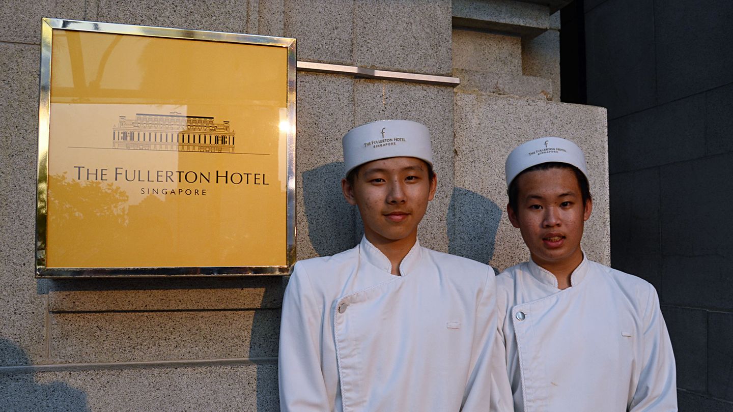 Das Hotel ist nach Robert Fullerton, dem ersten Gouverneur Singapurs, benannt. Das 90 Jahre alte Gebäude wurde im Jahre 2000 einer Totalrenovierung unterzogen und zum Hotel mit 400 Zimmern umgebaut.