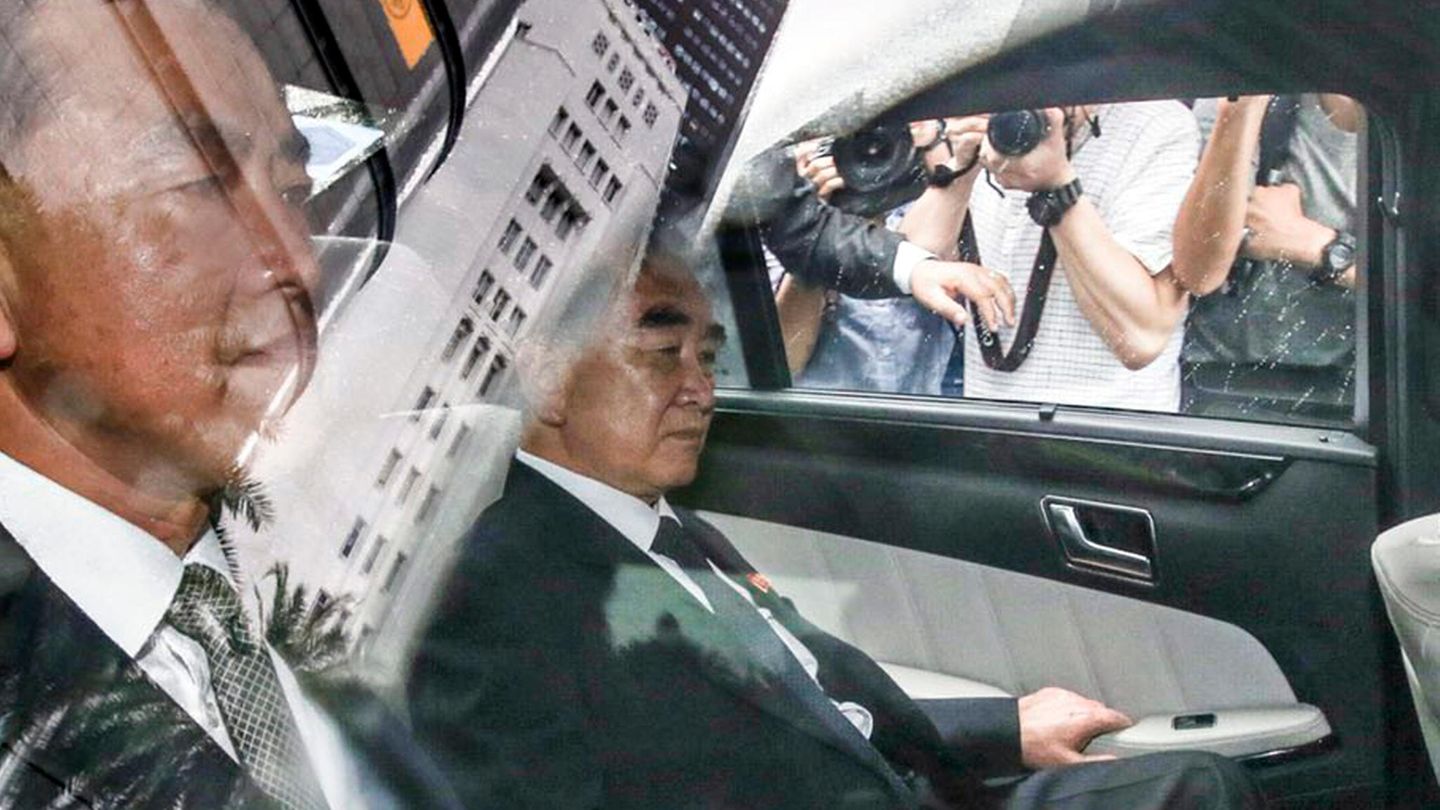 Wie nah die Vermutung liegt, dass Kim Jong Un im Fullerton absteigen wird, zeigt der Besuch des Hotels durch Kim Chang Son, einem hohen Funktionär und Berater des nordkoreanischen Machthabers Kim, als er Ende Mai im Vorfeld des Gipfeltreffens mit einer Delegation das Hotel besuchte - im Bild bei der Ankunft im Fullerton.