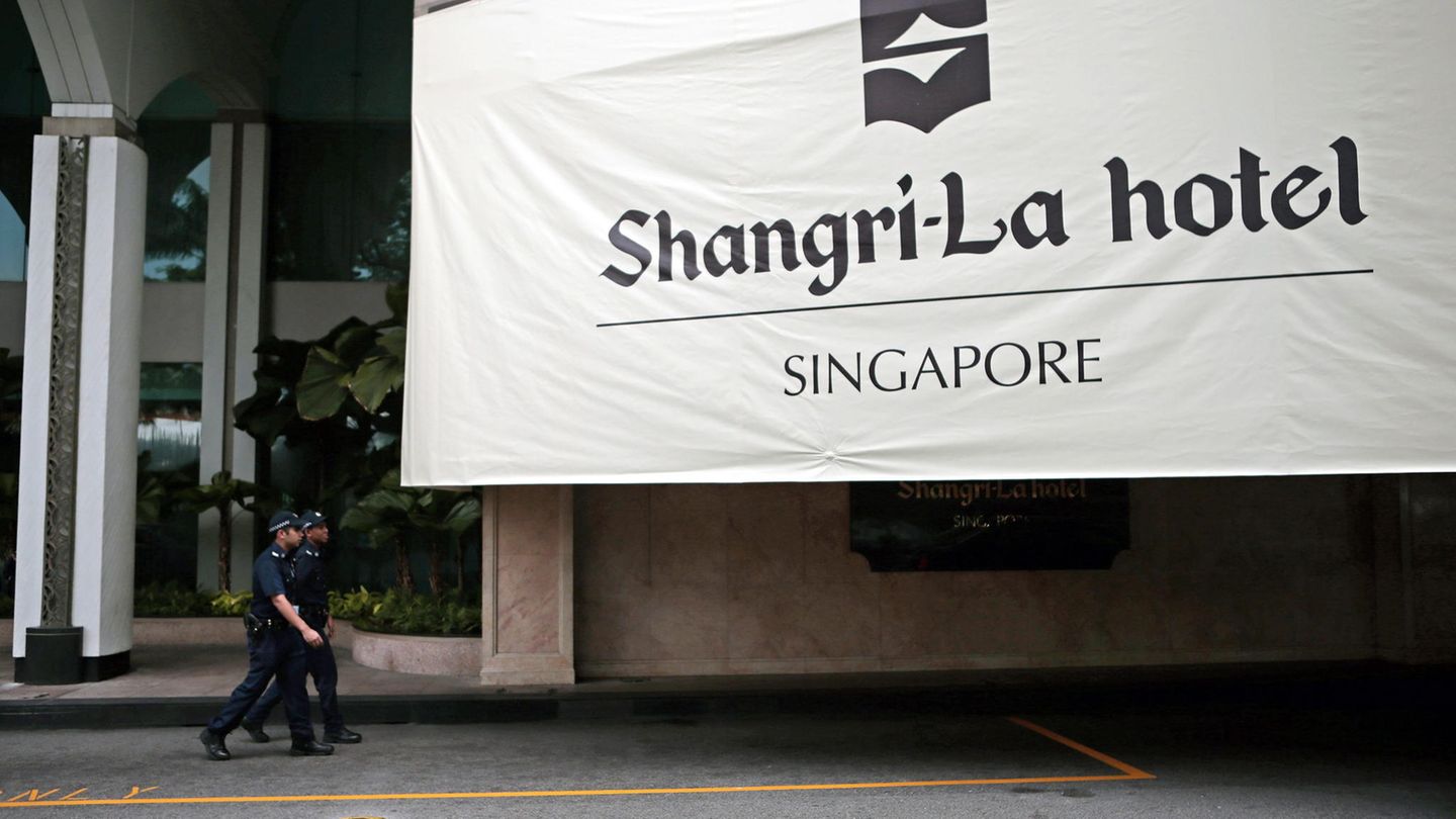 Laut der Tageszeitung "Strait Times" wurde die Umgebung des Shangri-La Hotels in der Nähe der Orchard Road zur "special event area" zwsichen dem 10. und 14. Juni erklärt. Ein deutlicher Hinweis darauf, dass hier Donald Trump absteigen wird.