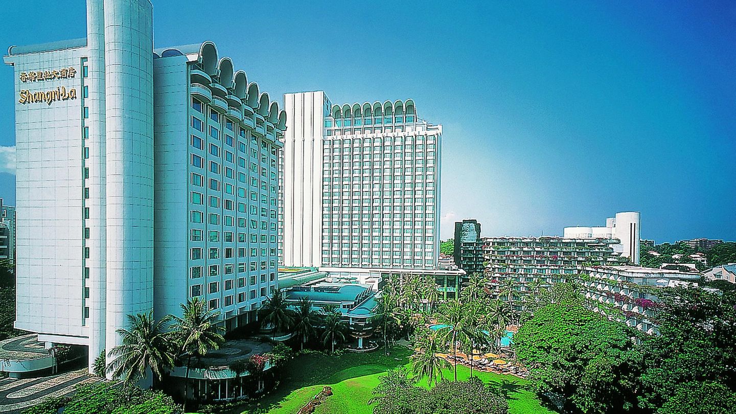 Das bereits 1971 eröffnete Fünf-Sterne-Hotel besteht aus drei Gebäuden: dem Tower Wing, Garden Wing und dem feinen Valley Wing, der mit seinem separaten Eingang erst 1985 angefügt wurde.