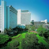 Das bereits 1971 eröffnete Fünf-Sterne-Hotel besteht aus drei Gebäuden: dem Tower Wing, Garden Wing und dem feinen Valley Wing, der mit seinem separaten Eingang erst 1985 angefügt wurde.