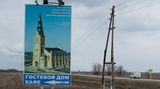 Russland, Marx: Ein Schild weist auf die neue protestantische Kirche der deutschen Gemeinde hin.