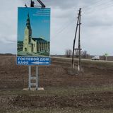 Russland, Marx: Ein Schild weist auf die neue protestantische Kirche der deutschen Gemeinde hin.