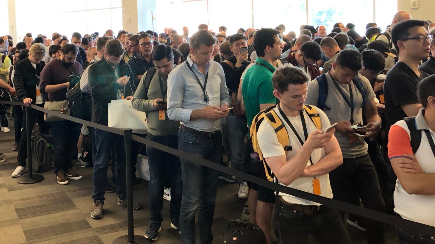 Lange Schlangen vor dem Einlass zur WWDC-Keynote. Und es fällt auf: Hier stehen ziemlich viele Männer ...