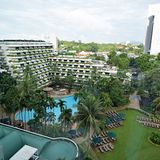 Das Besondere am Shangri-La Singapore ist neben der Größe mit 747 Zimmern und der Spezialisierung auf politische Gipfeltreffen der sechs Hektar umfassende tropische Garten im Innenhof mit mehr als 100 Pflanzensorten.