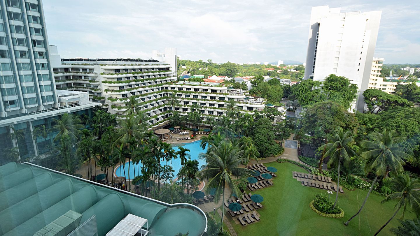 Das Besondere am Shangri-La Singapore ist neben der Größe mit 747 Zimmern und der Spezialisierung auf politische Gipfeltreffen der sechs Hektar umfassende tropische Garten im Innenhof mit mehr als 100 Pflanzensorten.