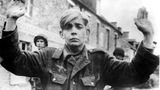 Für ihn ist der Krieg vorbei  Mit erhobenen Händen ergibt sich ein junger deutscher Schütze in der Normandie amerikanischen Truppen