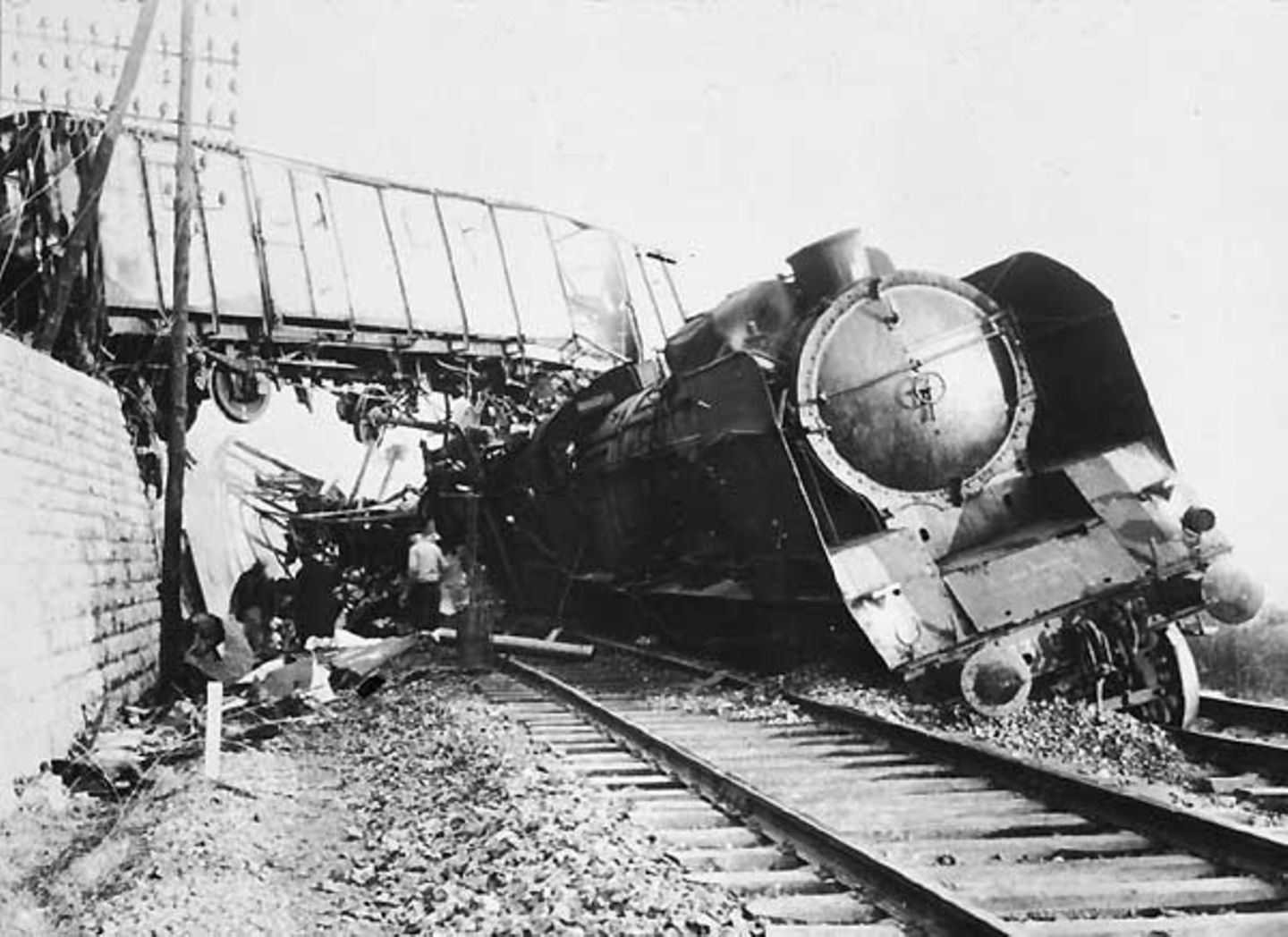 Die Resistance schlägt zu  Bald nach der Kapitulation Frankreichs 1940 hatten sich Kämpfer im Untergrund zu formieren begonnen. Zu Beginn der Invasion gehörten der Resistance in der Normandie schätzungsweise 3000 Aktivisten an. Spionage und Sabotage waren ihre Hauptaufgaben. Dank ihrer Hilfe hatten die Alliierten genaue Pläne des deutschen Atlantikwalls und der Minenfelder. Am D-Day sprengten sie allein in der Region Calvados acht Brücken, zerstörten über 100 Fahrzeuge und unterbrachen wichtige Bahnverbindungen, darunter die Strecke Paris-Cherbourg. Die gestörten Nachschubwege schwächten die Fähigkeit der Deutschen zum Gegenschlag entscheidend