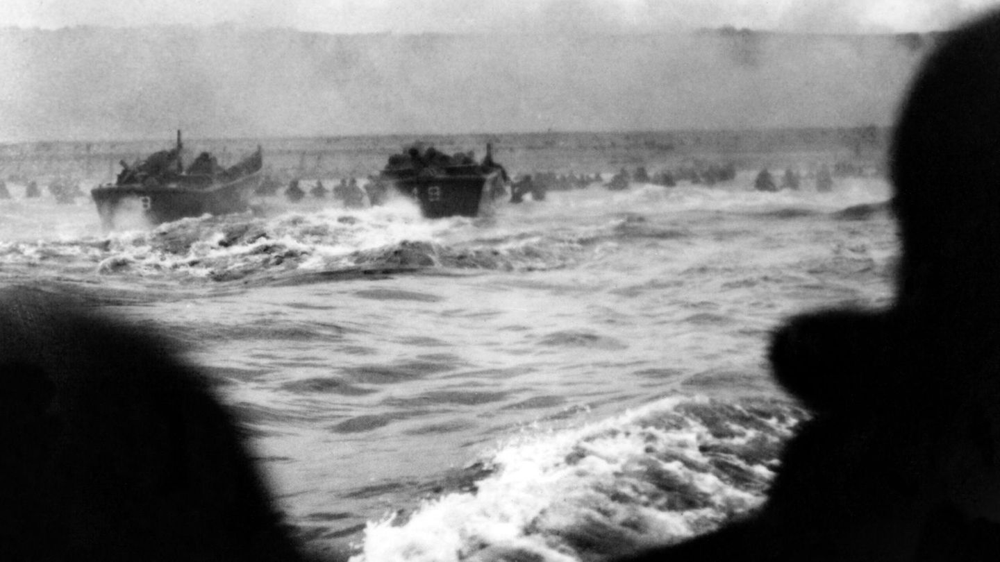 Omaha Beach  Es war ein kühler feuchter Morgen - der flache breite Strand war ideal für Landemanöver. Er bot aber auch freies Schussfeld.