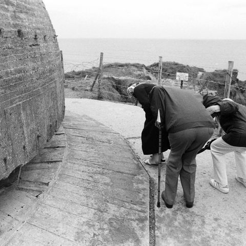 Touristen am Point du Hoc, einem der am härtesten umkämpften Küstenabschnitte während der Invasion der Alliierten in der Normandie.