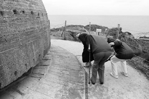 Touristen am Point du Hoc, einem der am härtesten umkämpften Küstenabschnitte während der Invasion der Alliierten in der Normandie.