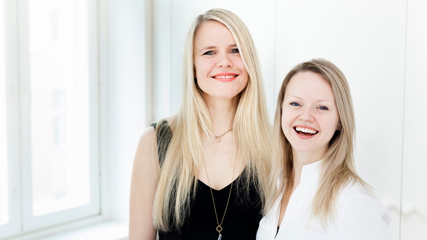 Fitness, Kochen und Kameras: YOU Nelli Lähteenmäki und Nora Rosendahl aus Finnland entwickelten die enorm erfolgreiche YOU-App, die Menschen dabei helfen soll, durch kleine, realisierbare Handlungen ein gesünderes und besseres Leben zu führen. Die App wurde in Zusammenarbeit mit dem britischen Starkoch Jamie Oliver veröffentlicht. YOU Nelli Lähteenmäki und Nora Rosendahl aus Finnland entwickelten die enorm erfolgreiche YOU-App, die Menschen dabei helfen soll, durch kleine, realisierbare Handlungen ein gesünderes und besseres Leben zu führen. Die App wurde in Zusammenarbeit mit dem britischen Starkoch Jamie Oliver veröffentlicht.