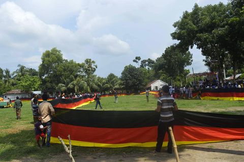 Viele Menschen halten eine sehr lange Deutschland-Flagge