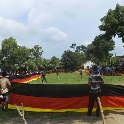 Viele Menschen halten eine sehr lange Deutschland-Flagge