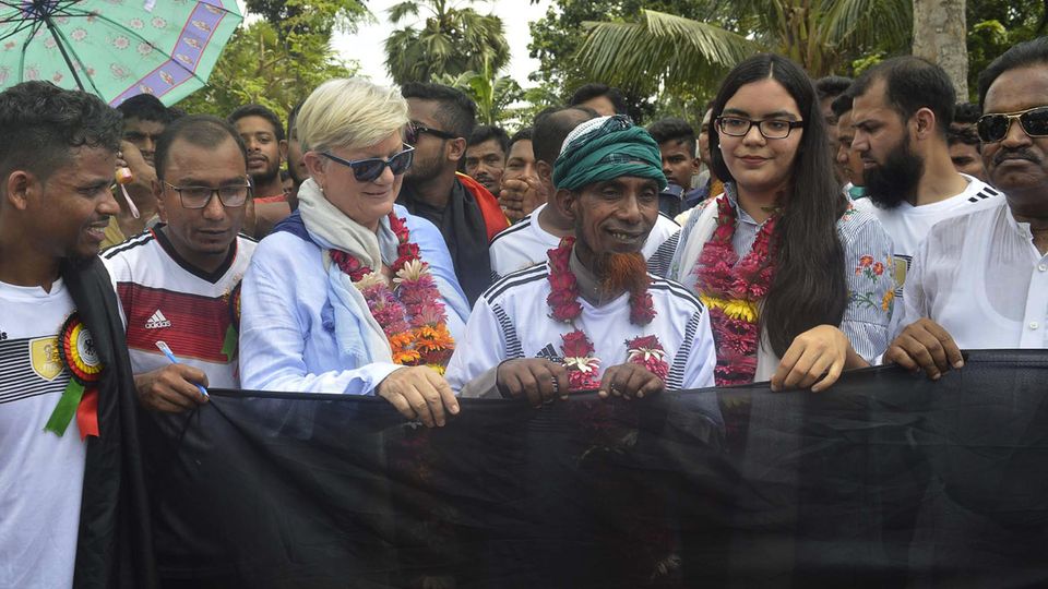 Amjad Hossain Der Bauer umgeben von Menschen
