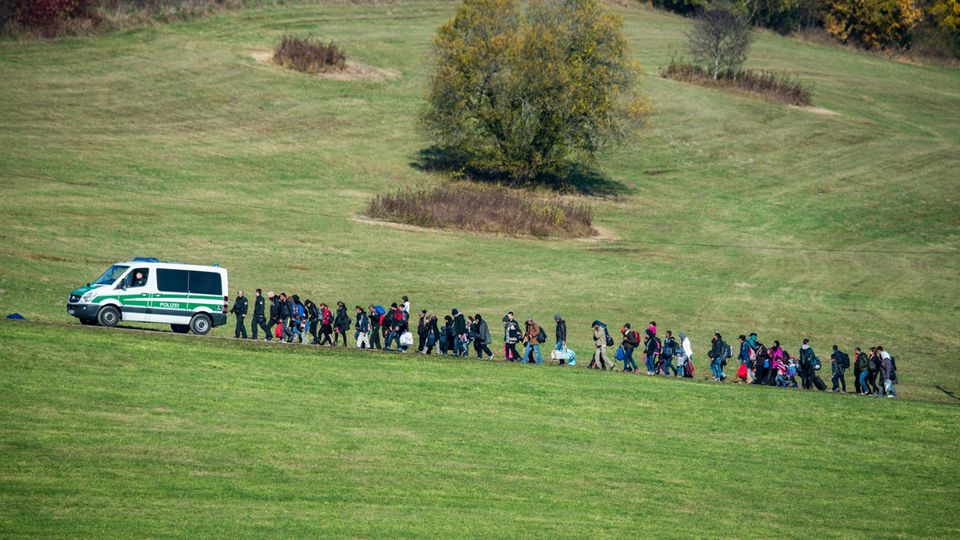 Asyl-Skandal: Sommer 2015: Hunderttausende Flüchtlinge wollen nach Deutschland – und werden ins Land gelassen Sommer 2015: Hunderttausende Flüchtlinge wollen nach Deutschland – und werden ins Land gelassen