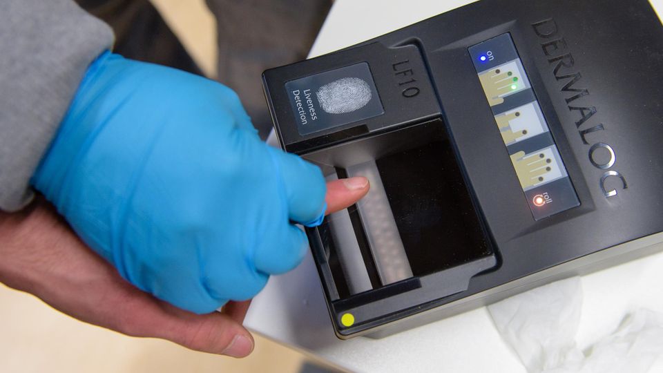 Asyl-Skandal: Fingerabdrücke nehmen, Akten anlegen, anhören: Asylverfahren können Jahre dauern. In Bremen ging es schneller Fingerabdrücke nehmen, Akten anlegen, anhören: Asylverfahren können Jahre dauern. In Bremen ging es schneller