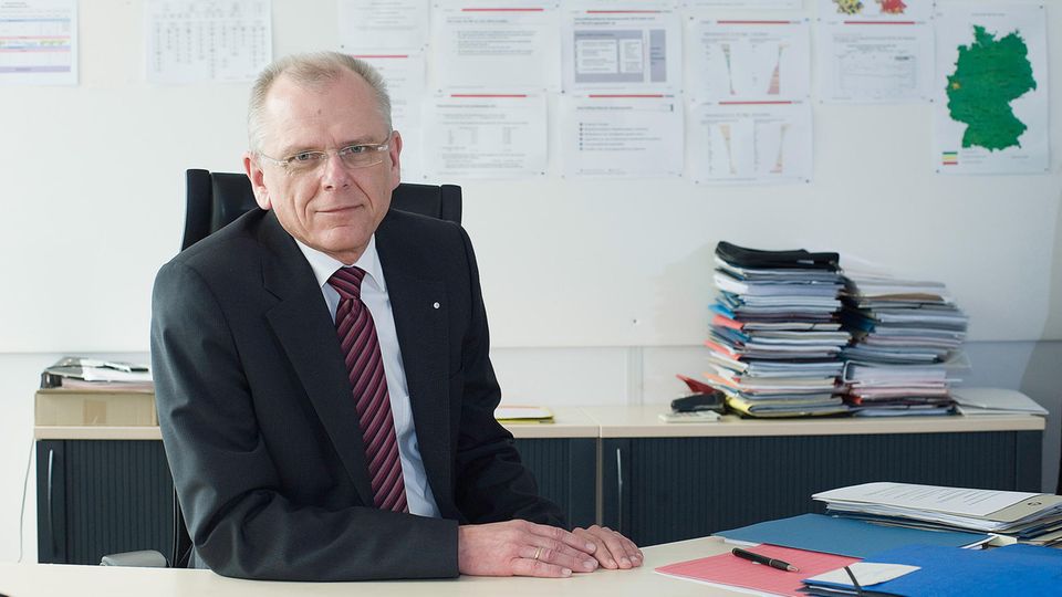 Asyl-Skandal: Rudolf Knorr leitet im Bamf die Abteilung "Operativer Bereich, Controlling, Statistik". Er bekam eine Mail aus Bremen Rudolf Knorr leitet im Bamf die Abteilung "Operativer Bereich, Controlling, Statistik". Er bekam eine Mail aus Bremen