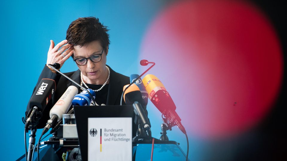 Asyl-Skandal: Noch keine zwei Jahre im Amt und nur Theater: Jutta Cordt lässt 18.000 in Bremen verhandelte Fälle untersuchen Noch keine zwei Jahre im Amt und nur Theater: Jutta Cordt lässt 18.000 in Bremen verhandelte Fälle untersuchen