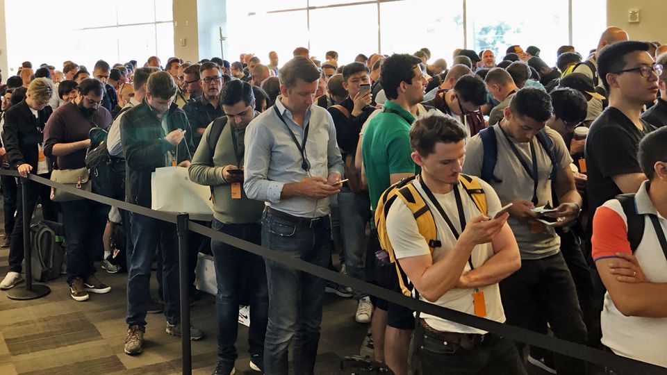 Lange Schlangen vor dem Einlass zur WWDC-Keynote. Und es fällt auf: Hier stehen ziemlich viele Männer ...