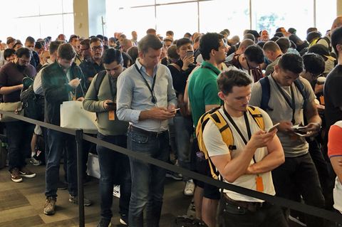 Lange Schlangen vor dem Einlass zur WWDC-Keynote. Und es fällt auf: Hier stehen ziemlich viele Männer ...