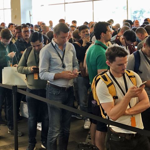 Lange Schlangen vor dem Einlass zur WWDC-Keynote. Und es fällt auf: Hier stehen ziemlich viele Männer ...