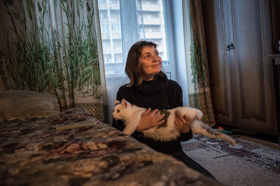 Die Sozialarbeiterin Swjata in ihrer Wohnung in Toljatti. Die Sozialarbeiterin Swjata in ihrer Wohnung in Toljatti.