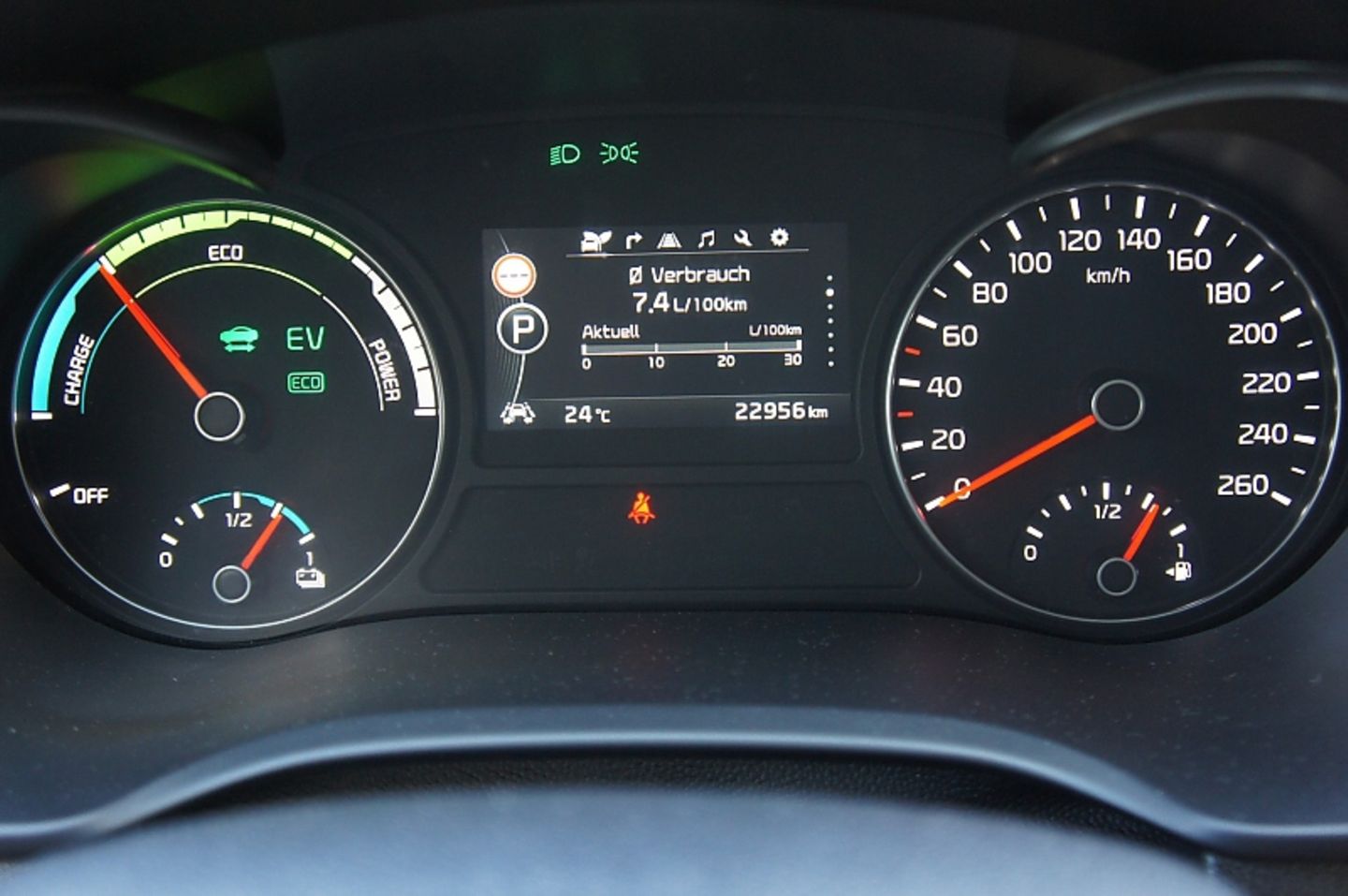 Jagd man den Optima PHEV über die Autobahn, schnellt der Verbrauch nach oben