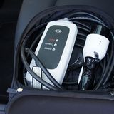 Das Ladekabel befindet sich in einem mitgelieferten Koffer