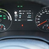 Links sieht man, wenn der Verbrenner einsetzt