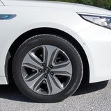 Das Fahrwerk ist aufgrund des Batterie-Zusatzgewichtes etwas straffer abgestimmt