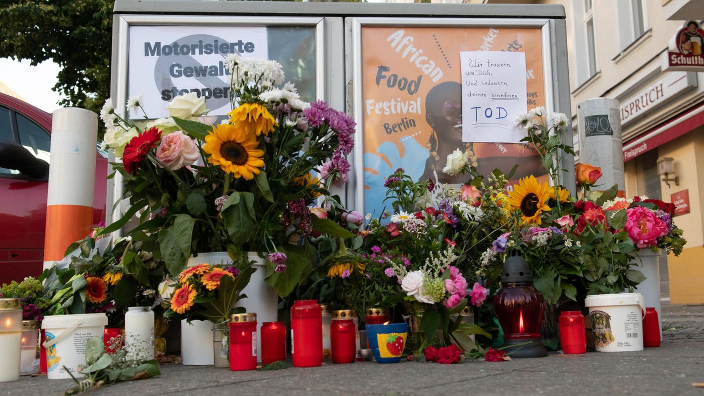 Nach der tödlichen Verfolgungsjagd legten Passanten in Berlin-Charlottenburg Blumen nieder