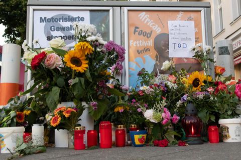 Nach der tödlichen Verfolgungsjagd legten Passanten in Berlin-Charlottenburg Blumen nieder